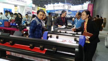 China Máquina do plotador do cortador da propaganda de baixo nível de ruído com o rolete de alimentação do grão fornecedor